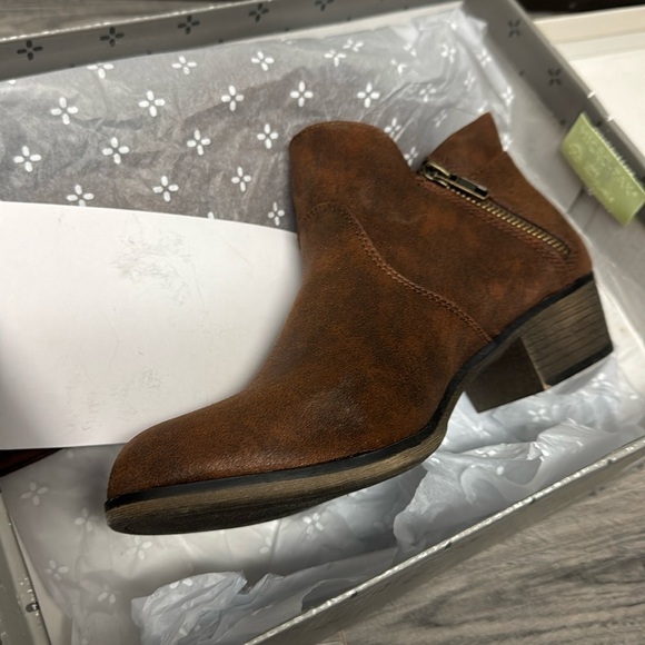 SUN + STONE Abby Double Zip Round Toe Block Heel Booties Chocolate - Picture 2 of 4